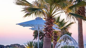 Piscine extérieure, parasols de plage, chaises longues