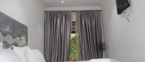 Escritorio y espacio para trabajar con laptop