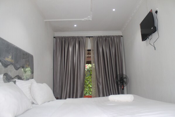 Standard Room | Desk, laptop workspace, soundproofing, iron/ironing board - Honeybed Lodge (Lusaka)