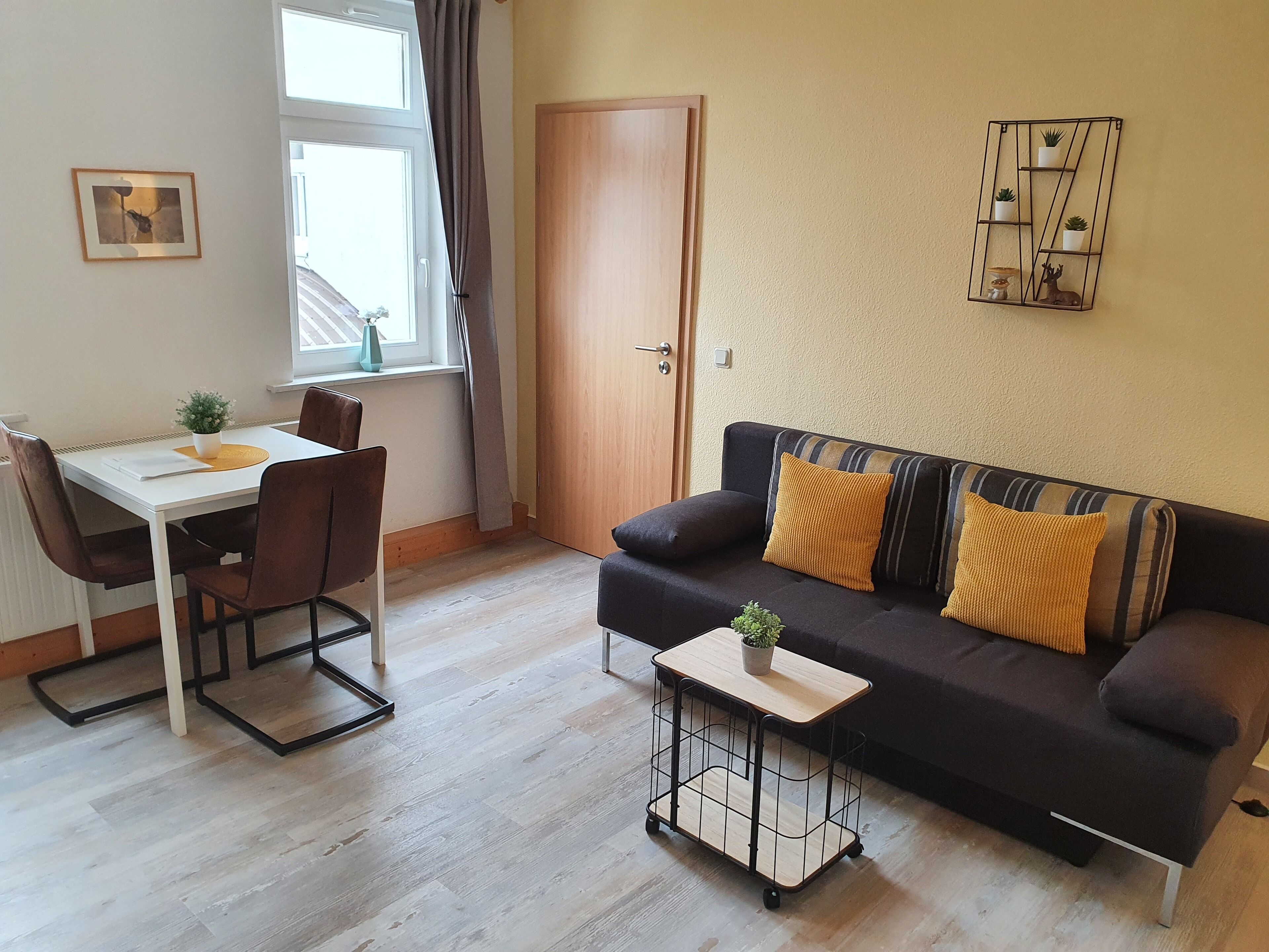 Apartment, 1 Schlafzimmer, Hügelblick | Wohnbereich | 42-Zoll-Smart-TV mit Satellitenempfang, Fernseher