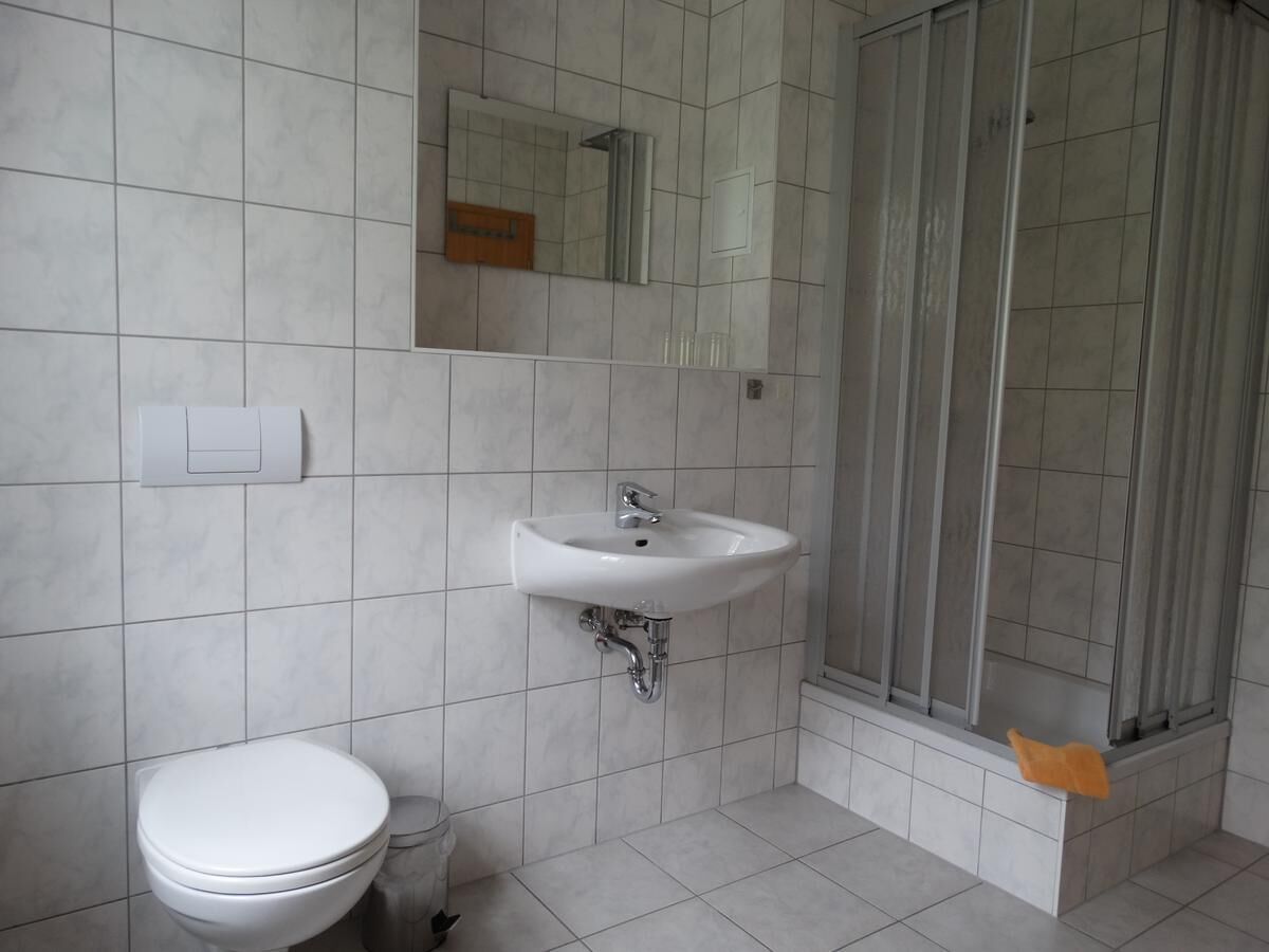 Ein Badezimmer mit Toilette, Waschbecken und Dusche.