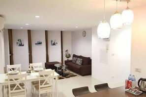 3 Bedrooms Apartment | Värdeförvaringsskåp på rummet, strykjärn/strykbräda och extrasängar