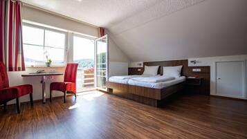 Quadruple Room | In-room safe, desk, free cots/infant beds, travel cot