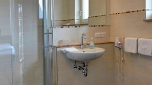 Shower, free toiletries, hair dryer, towels - Garni Hotel Henn (Simmerath)