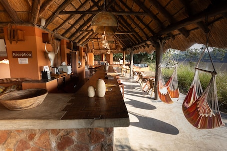 Recepción. Track and Trail River Camp