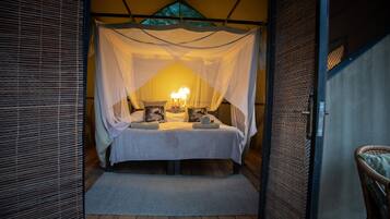 Classic Tent, River View | Bed sheets