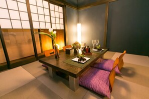 冷蔵庫、電子レンジ、コンロ、電気ポット