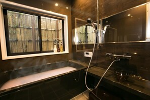 Separate bathtub and shower, deep-soaking bathtub, free toiletries - Hosta Nijo Aoi (Kyoto)