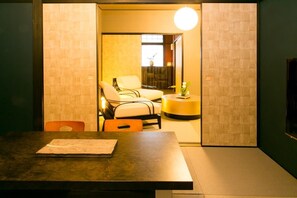 Lobby sitting area - Hosta Nijo Aoi (Kyoto)