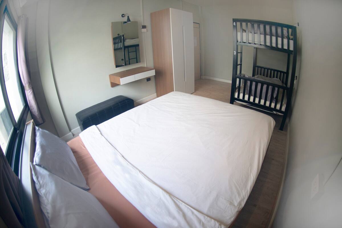 Habitación cuádruple Deluxe, 1 habitación, no fumadores | Cortinas opacas, wifi gratis, ropa de cama