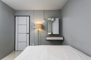 Private Room with Shared Bathroom  | Blackout curtains, free WiFi, bed sheets - 1989 Sukhumvit Bangkok - Hostel (Bangkok)