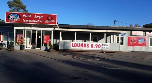 A building with a sign reading "Lounas 8,90" and "X Meal Burger".