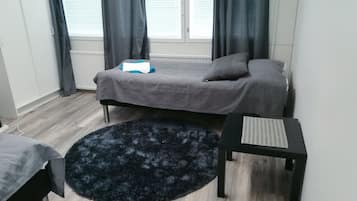 Chambre avec lits jumeaux, salle de bains commune | Ăquipements de la chambre