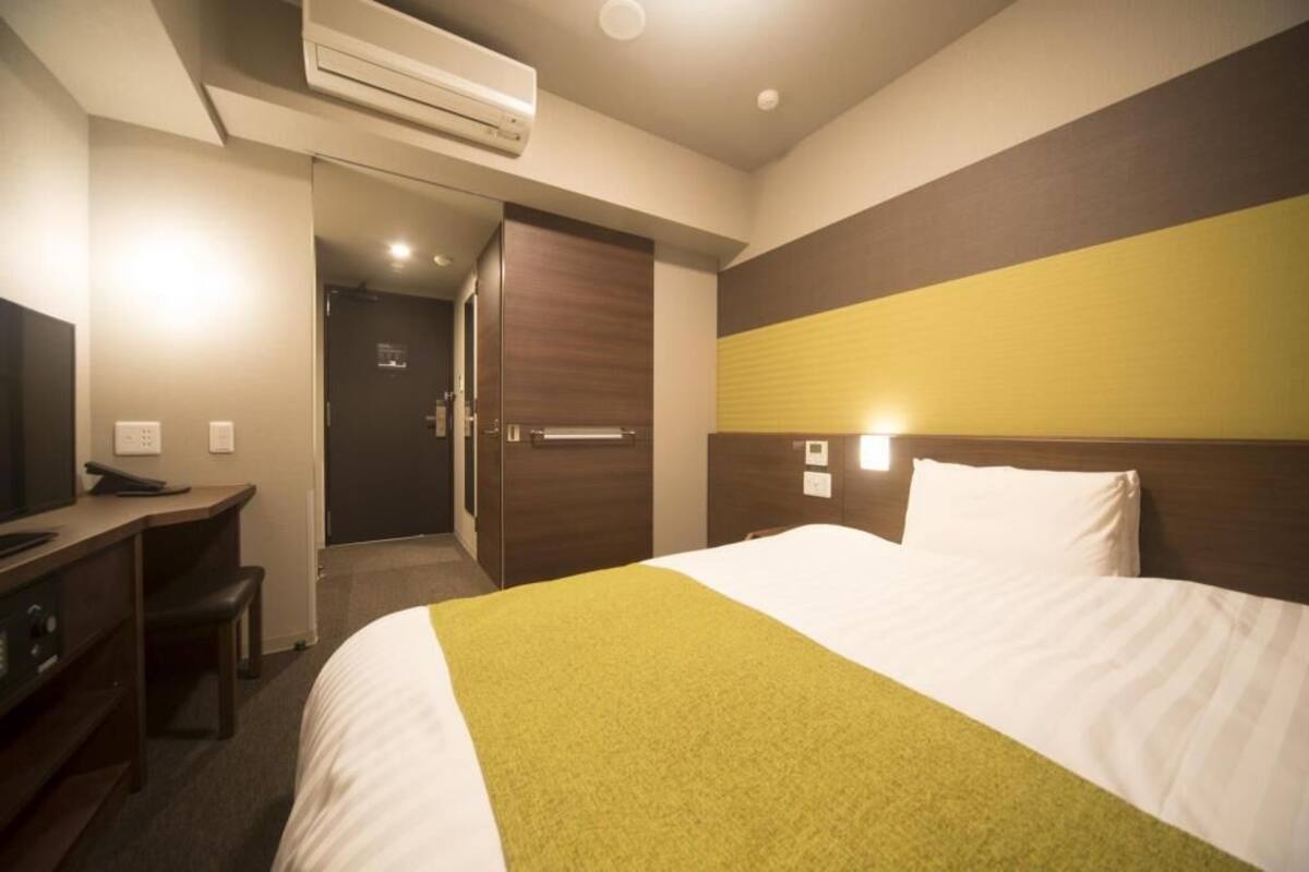 In-room safe, desk, laptop workspace, soundproofing