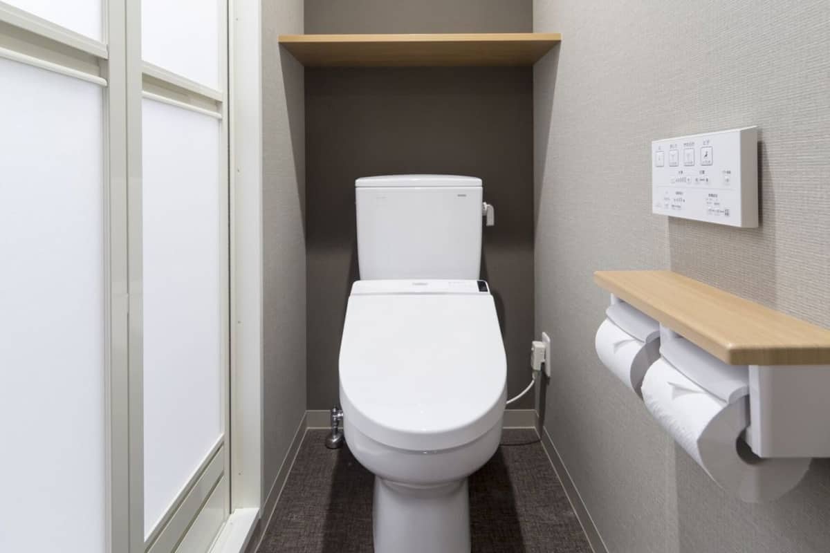 Bad | Dusj, toalettartikler (inkludert), hårføner og tøfler