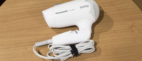Un secador de pelo Panasonic ionity sobre una mesa de madera.