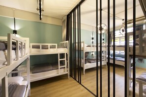 シティ 共同ドミトリー 男女共用ドミトリー 共用バスルーム シティビュー | デスク、WiFi (無料)、ベッドシーツ