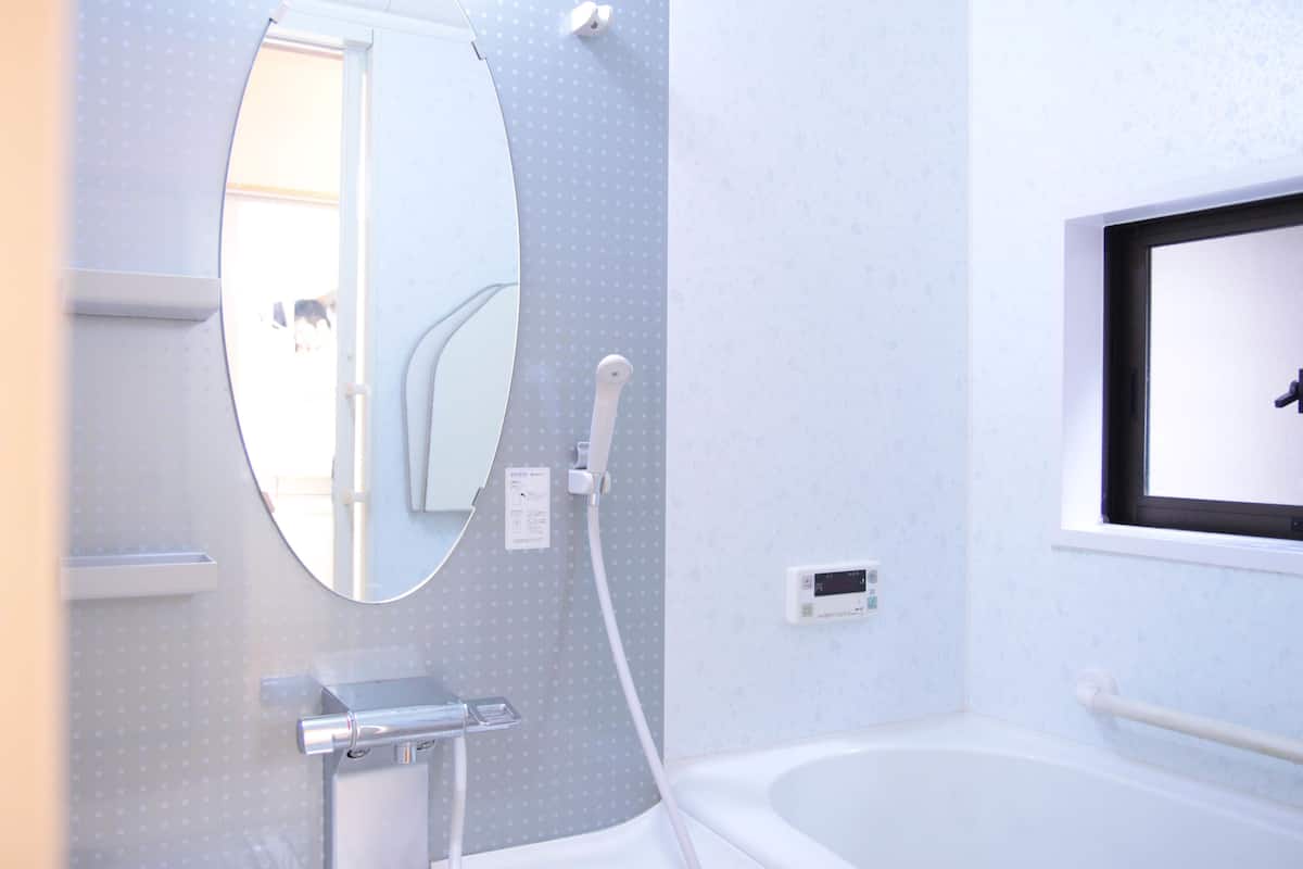 Shower, free toiletries, towels