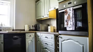 Casa de campo, 2 habitaciones | Cocina privada | Refrigerador, microondas, horno y parrilla de estufa