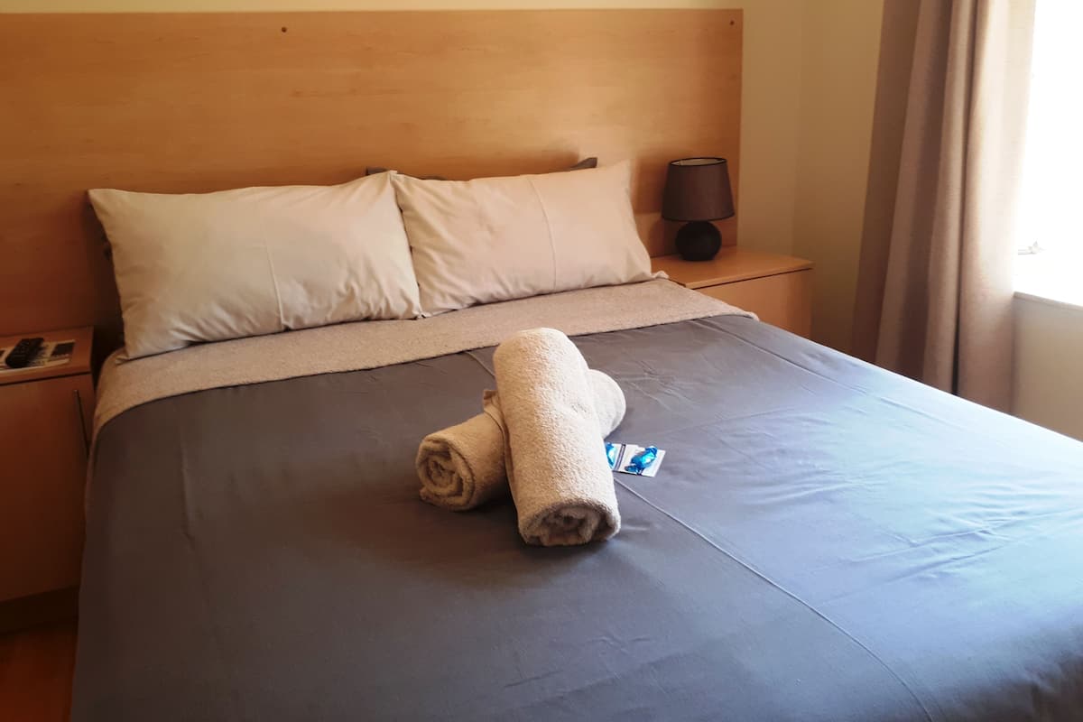 Kamar Double Deluks, 2 kamar tidur | Minibar, brankas, Wi-Fi gratis, dan seprai linen
