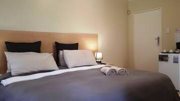 En-suite Bedroom | Minibar, caja de seguridad en la habitación, wifi gratis y ropa de cama