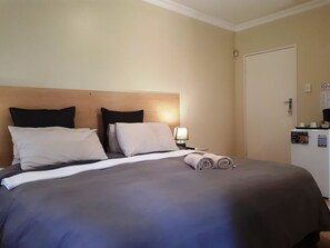 En-suite Bedroom | Minibar, in-room safe, free WiFi, bed sheets - PTA East Guest Rooms (Pretoria)