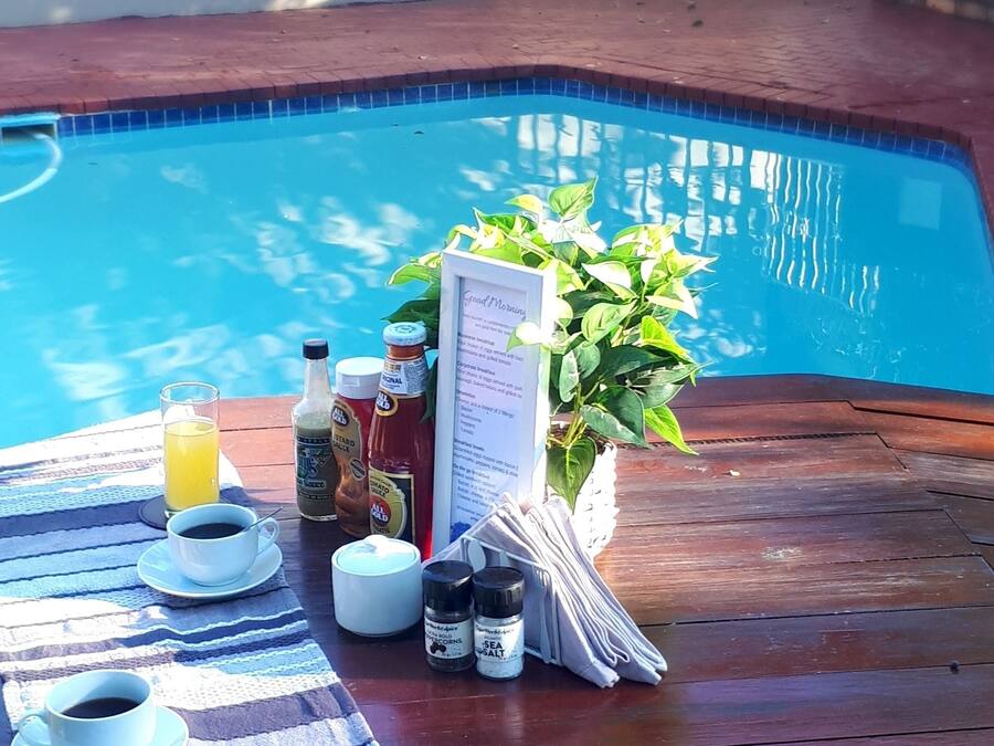 Kolam renang outdoor, dengan payung kolam renang