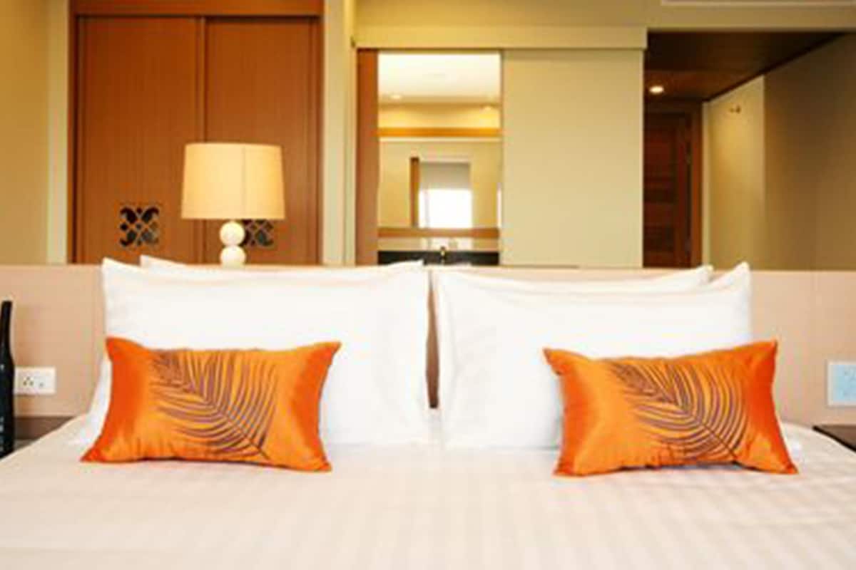deluxe room with garden view | minibar, in-room safe, blackout curtains, soundproofing