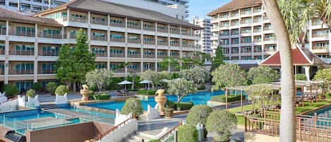3 outdoor pools, pool umbrellas, pool loungers