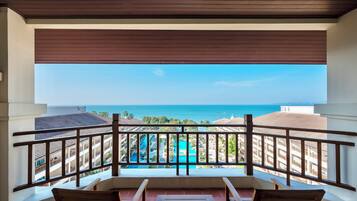 迷你吧、客房内保险箱、办公桌、笔记本电脑工作区