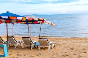 Plage à proximité, chaises longues, parasols