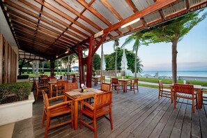 Lunch and dinner served, local and international cuisine - The Heritage Pattaya Beachfront Resort (Pattaya)