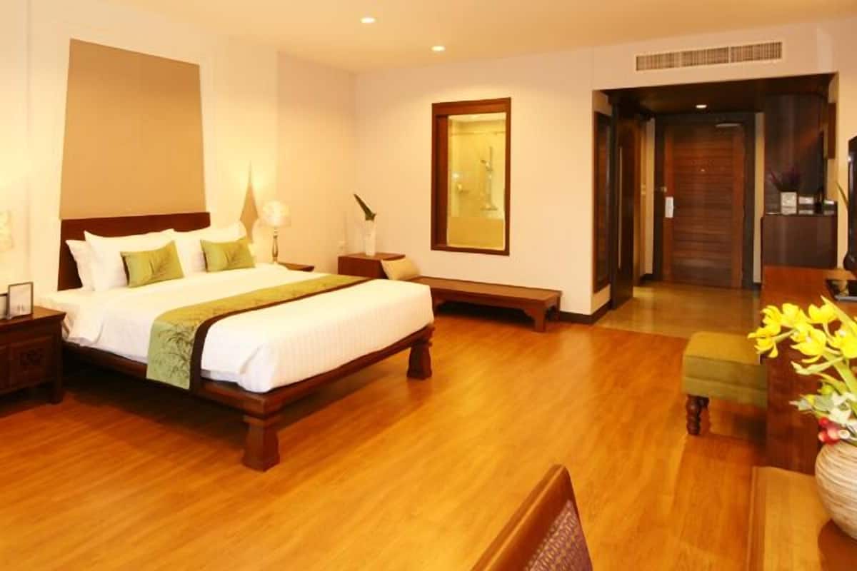 deluxe room | minibar, in-room safe, blackout curtains, soundproofing