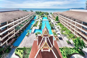 Minibar, in-room safe, desk, laptop workspace - The Heritage Pattaya Beachfront Resort (Pattaya)