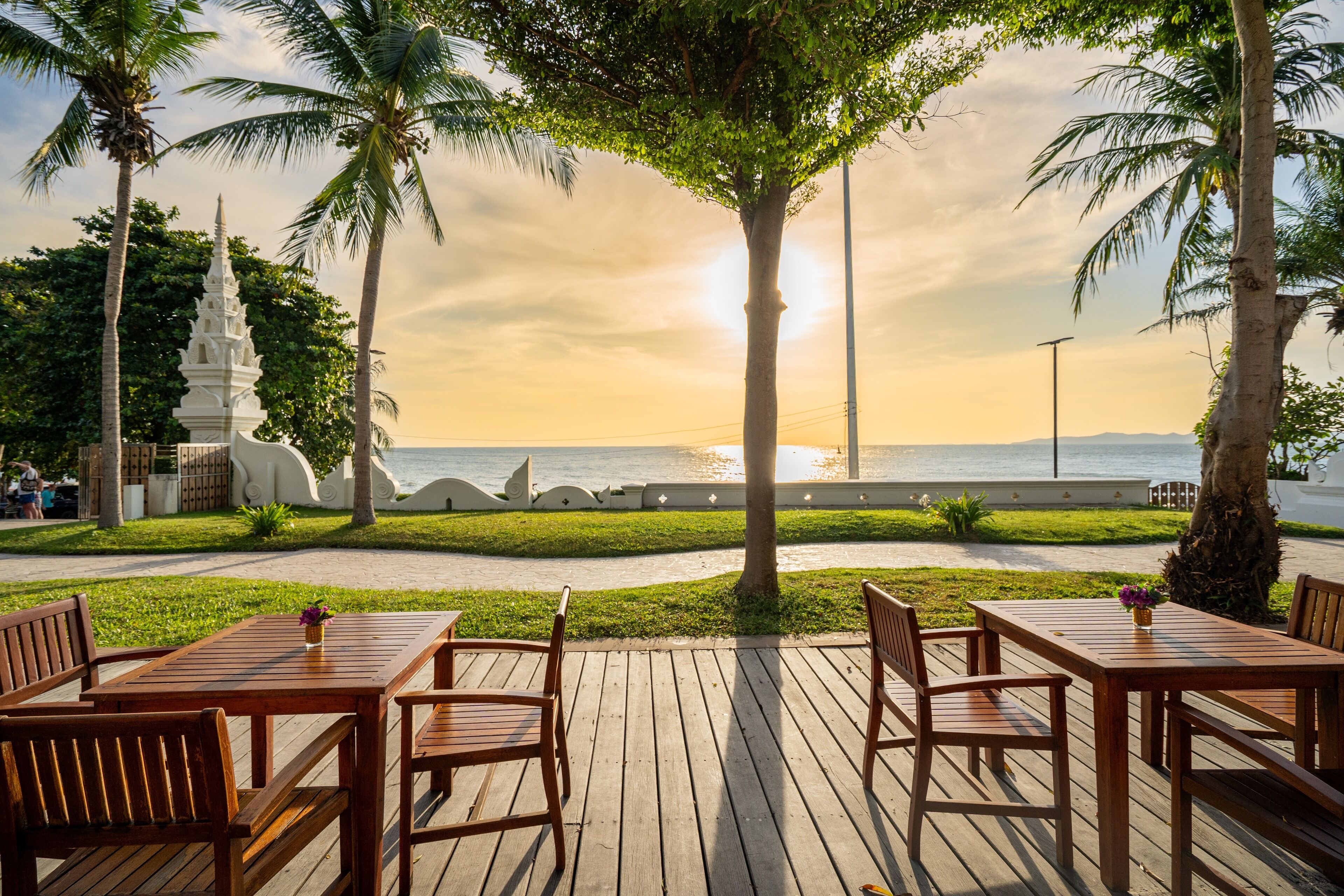 บริการอาหารกลางวันและอาหารเย็น, อาหารท้องถิ่นและนานาชาติ