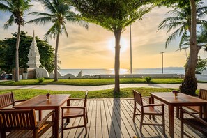Mittagessen und Abendessen, lokale und internationale Küche