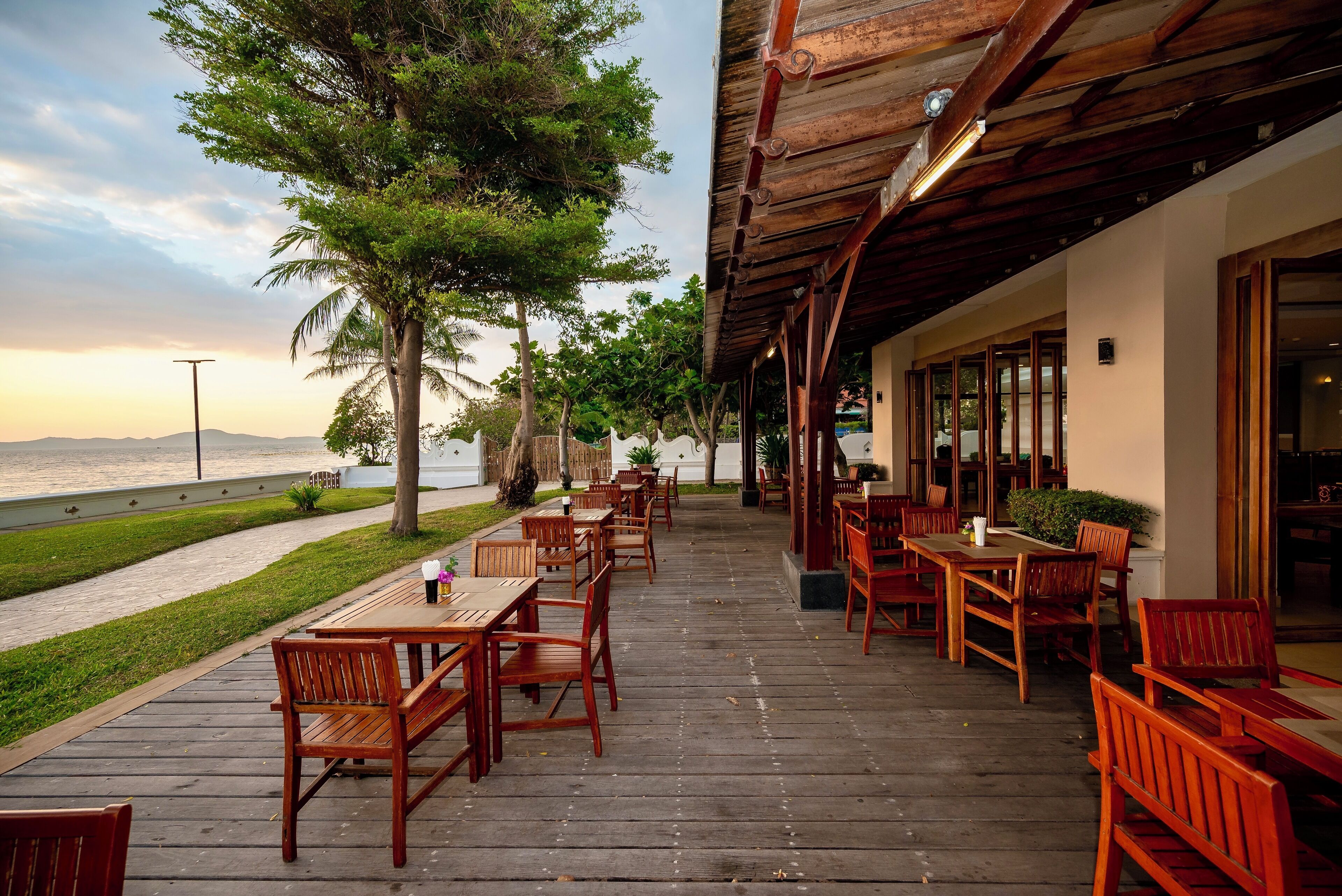 Lunch and dinner served, local and international cuisine