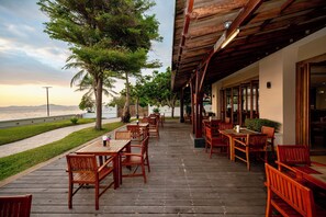Lunch and dinner served, local and international cuisine - The Heritage Pattaya Beachfront Resort (Pattaya)