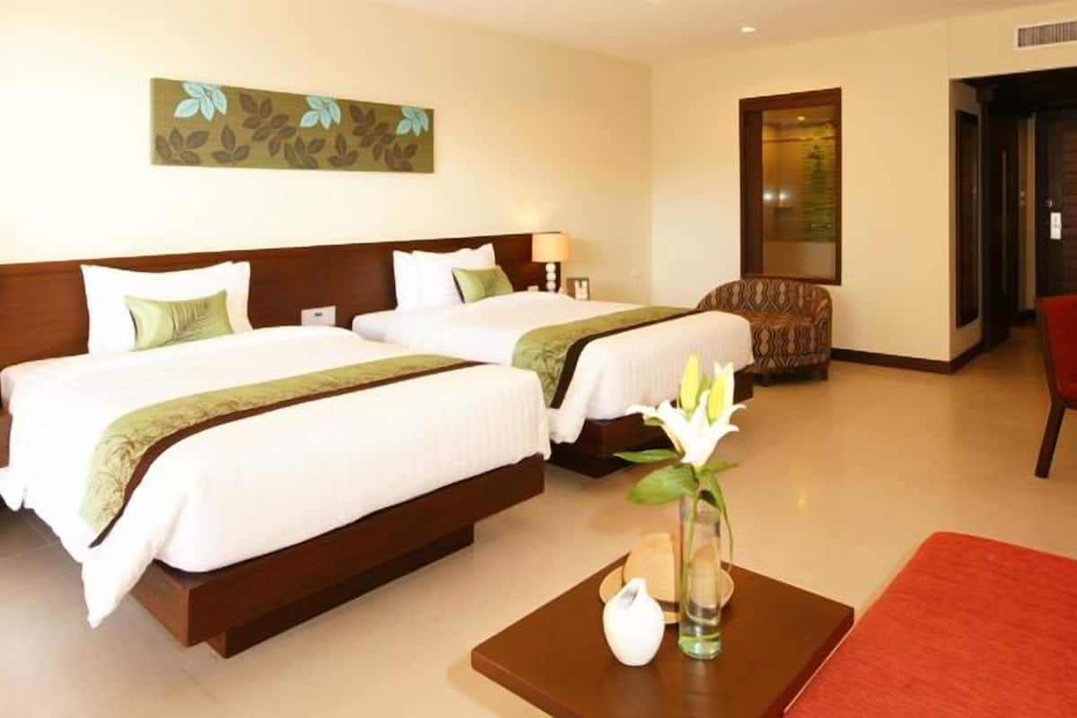 deluxe room | minibar, in-room safe, blackout curtains, soundproofing