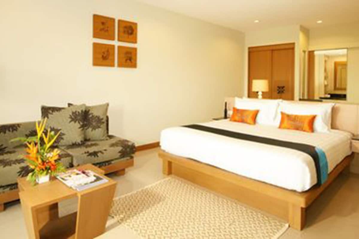 deluxe room with garden view | minibar, in-room safe, blackout curtains, soundproofing