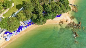 Beach nearby, sun loungers, beach umbrellas - The Heritage Pattaya Beachfront Resort (Pattaya)