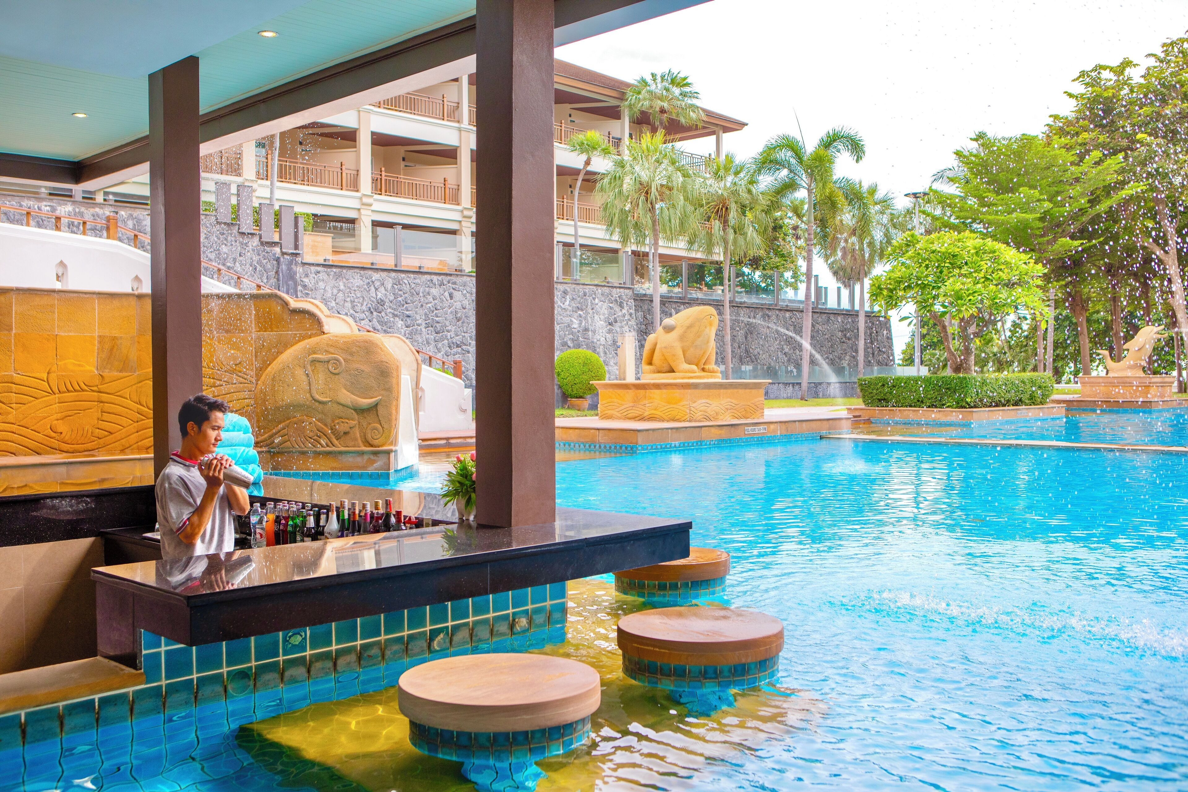 Bar en milieu de piscine