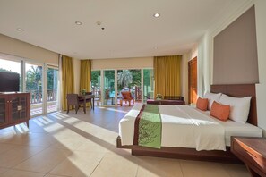 套房, 使用泳池 | 迷你吧、客房内保险箱、办公桌、笔记本电脑工作区