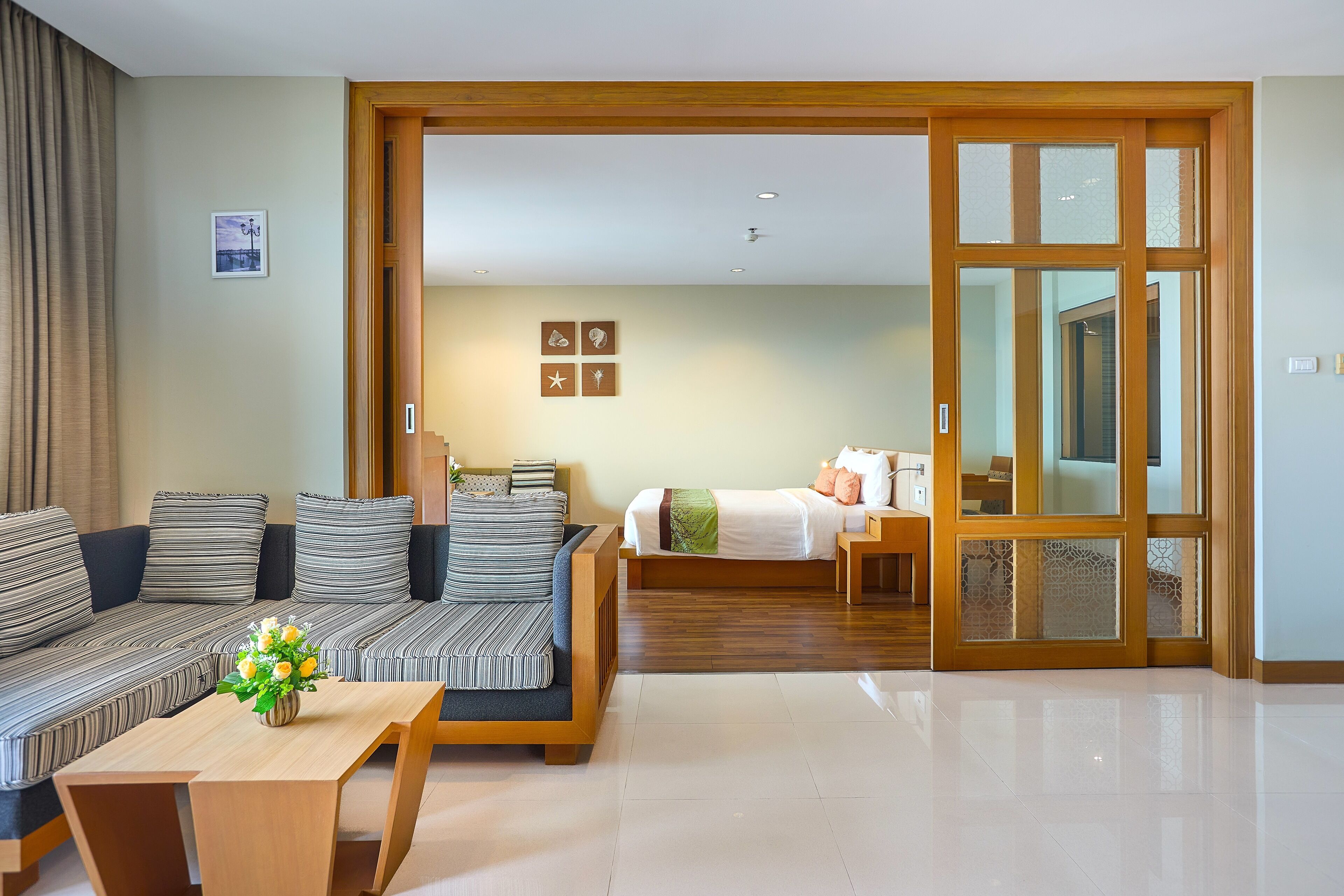 Ocean View Suite | Minibar, in-room safe, desk, laptop workspace