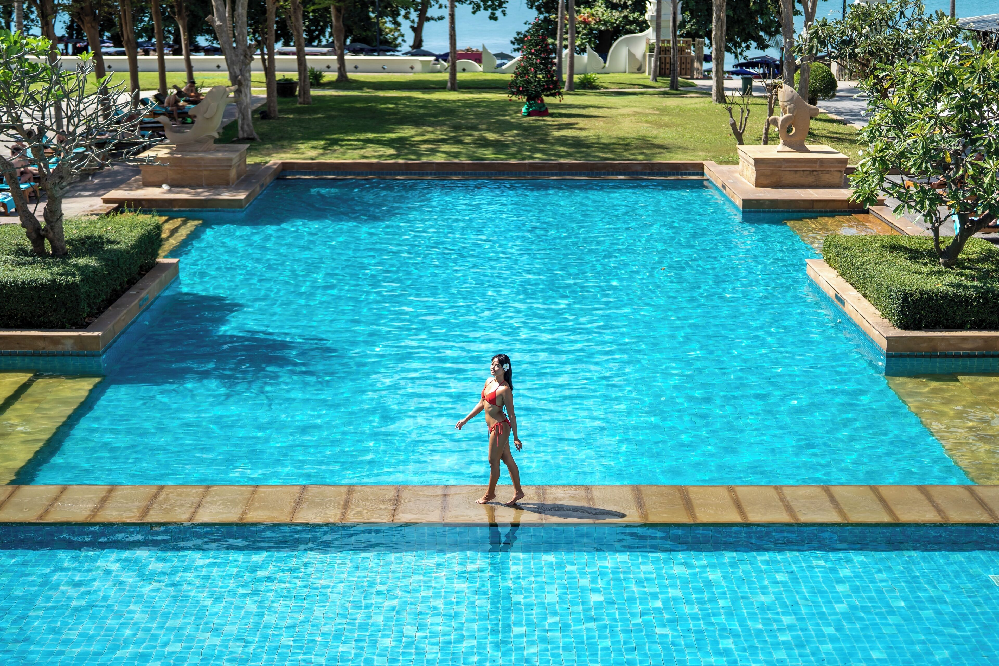 3 outdoor pools, pool umbrellas, pool loungers