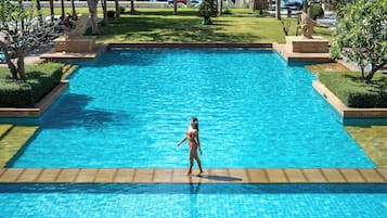 3 outdoor pools, pool umbrellas, pool loungers