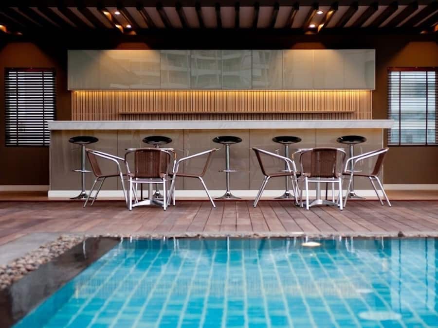 室外游泳池,提供日光浴躺椅