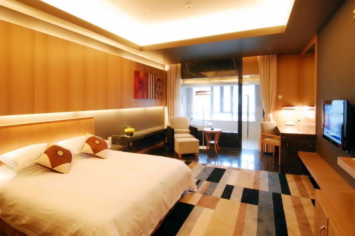 Deluxe Room | Minibar, in-room safe, desk, blackout curtains
