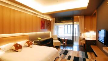 Deluxe Room, Garden View | Bar mini, peti besi dalam bilik, meja, langsir/tirai gelap terus