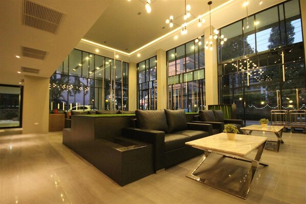 Lobby sitting area - Season Five Hotel (Pattaya)